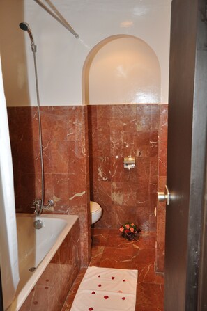 Superior Triple Room | Bathroom | Bathtub, towels - Hotel Les Omayades (Agadir)