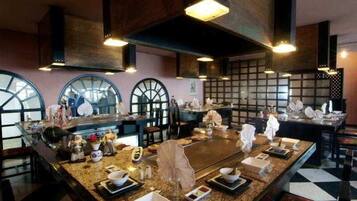 3 restaurants, international cuisine