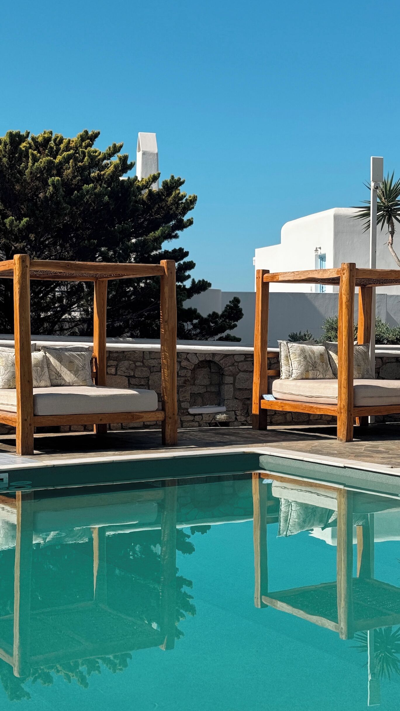 Piscine extérieure, parasols de plage, chaises longues