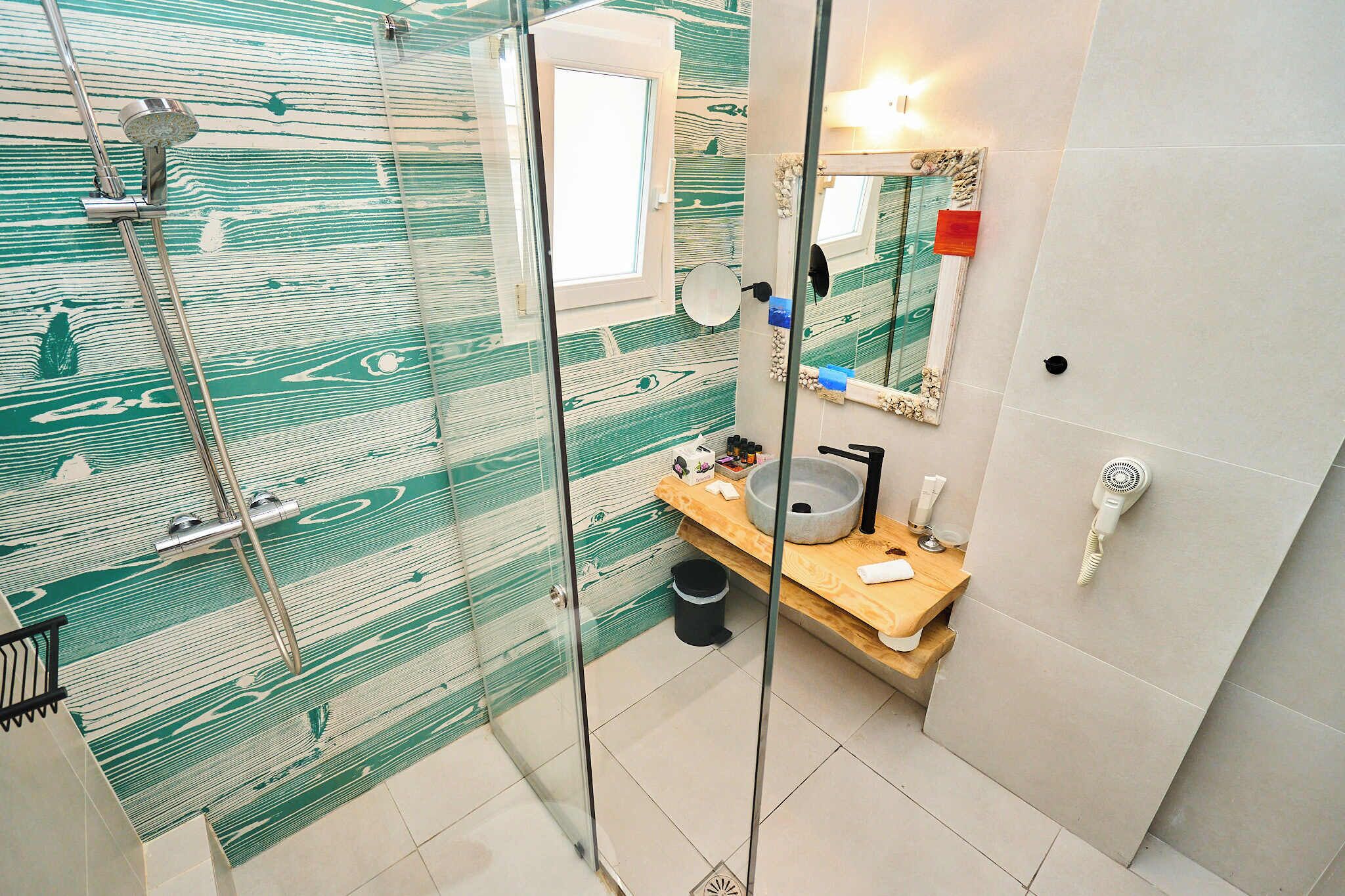 superior room, partial sea view | bathroom | shower, rainfall showerhead, free toiletries, hair dryer