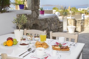 Free daily on-the-go breakfast