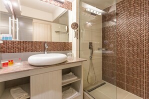Articles de toilette (gratuits), pantoufles, serviettes fournies