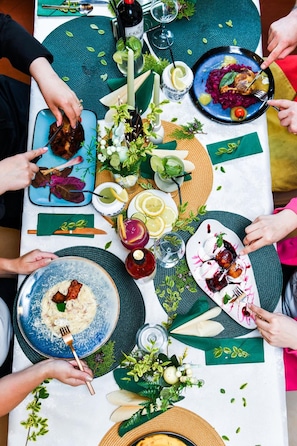 A dining table with various dishes, drinks, and a bottle of Crisco. - Hotel Elyon Dej (Dej)