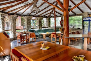 Tägliches Frühstücksbuffet (7.00 EUR pro Person)