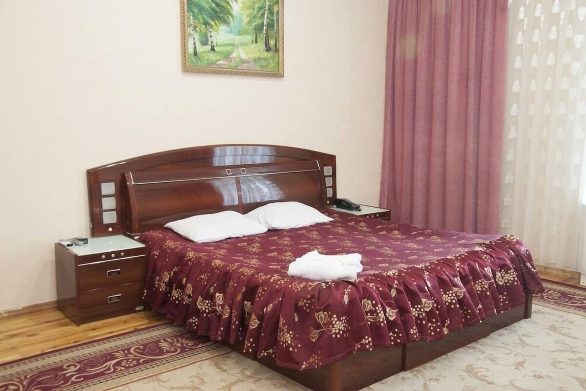 Grand Suite | Minibar, in-room safe, desk, blackout drapes
