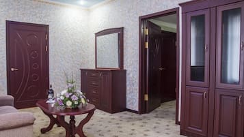 Suite Grand | Minibar, caja de seguridad en la habitación y escritorio