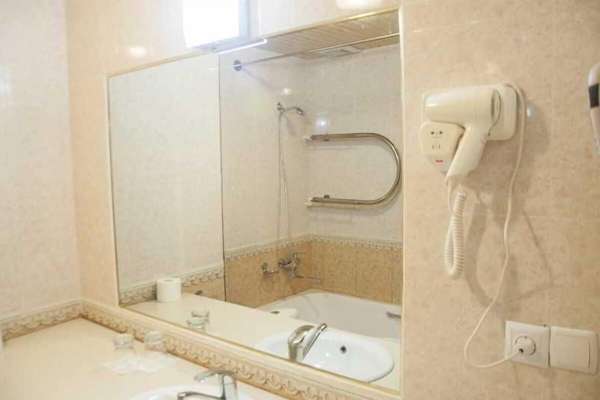 Baño | Tina con regadera, amenidades de baño gratuitas, secadora de cabello