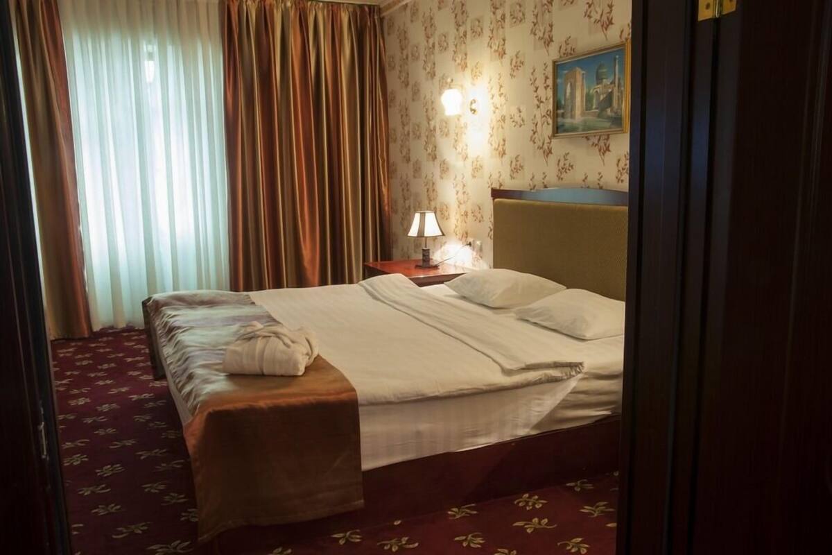 Suite | Minibar, in-room safe, desk, blackout drapes