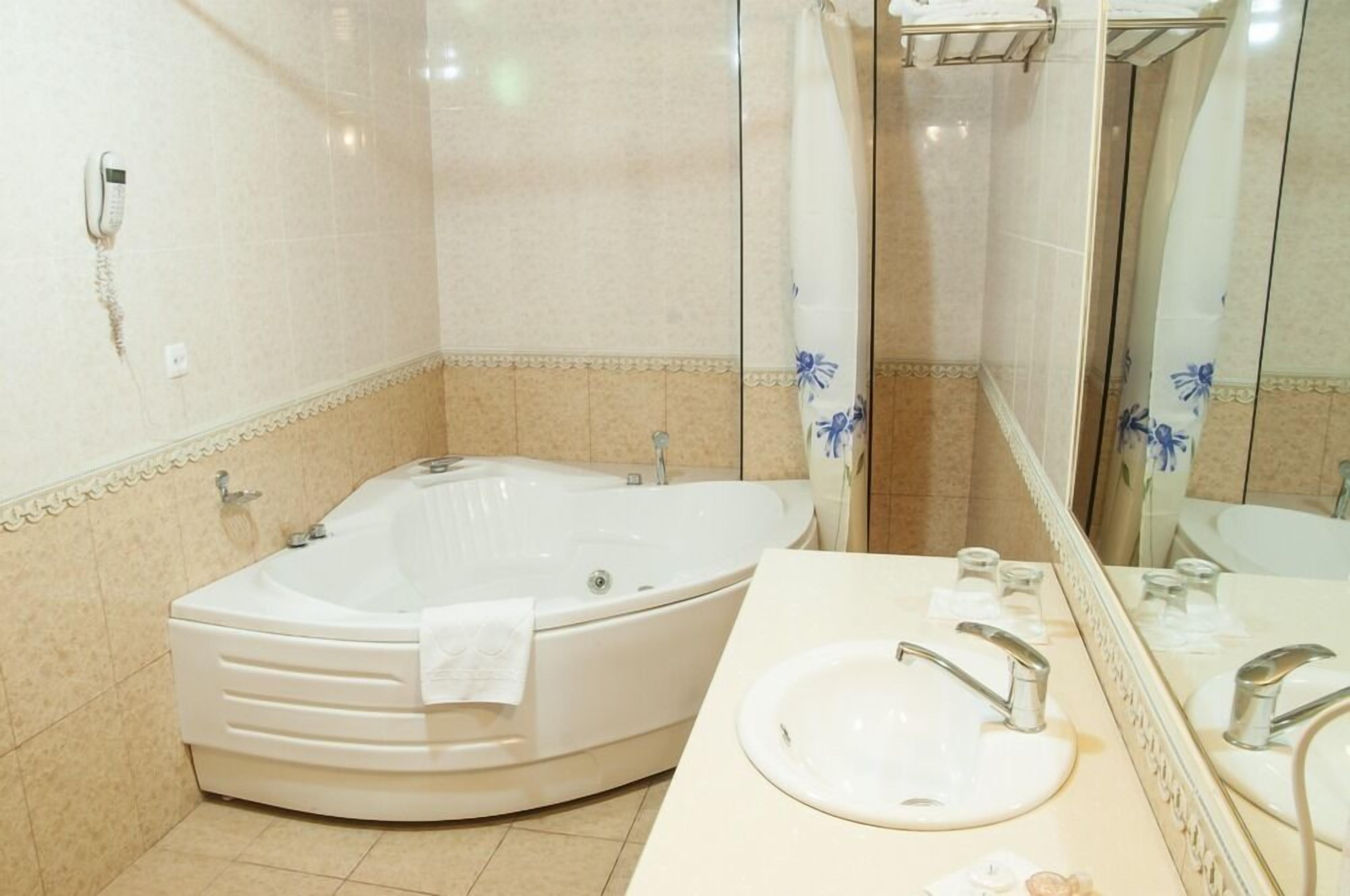 Combined shower/bathtub, free toiletries, hair dryer, bathrobes