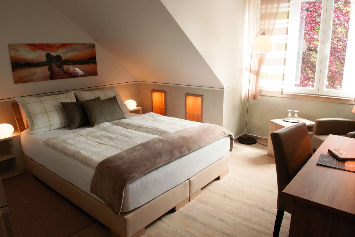 Doppelzimmer | Hochwertige Bettwaren, Schreibtisch, laptopgeeigneter Arbeitsplatz