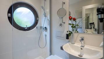 Classic Queen Room | Badezimmer | Dusche, Haartrockner, Handtücher