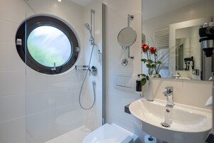Classic Queen Room | Badeværelse | Bruser, hårtørrer, håndklæder