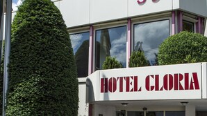 A building with a sign reading "HOTEL GLORIA" and the number "59" above it. - Hotel Gloria (Stuttgart)