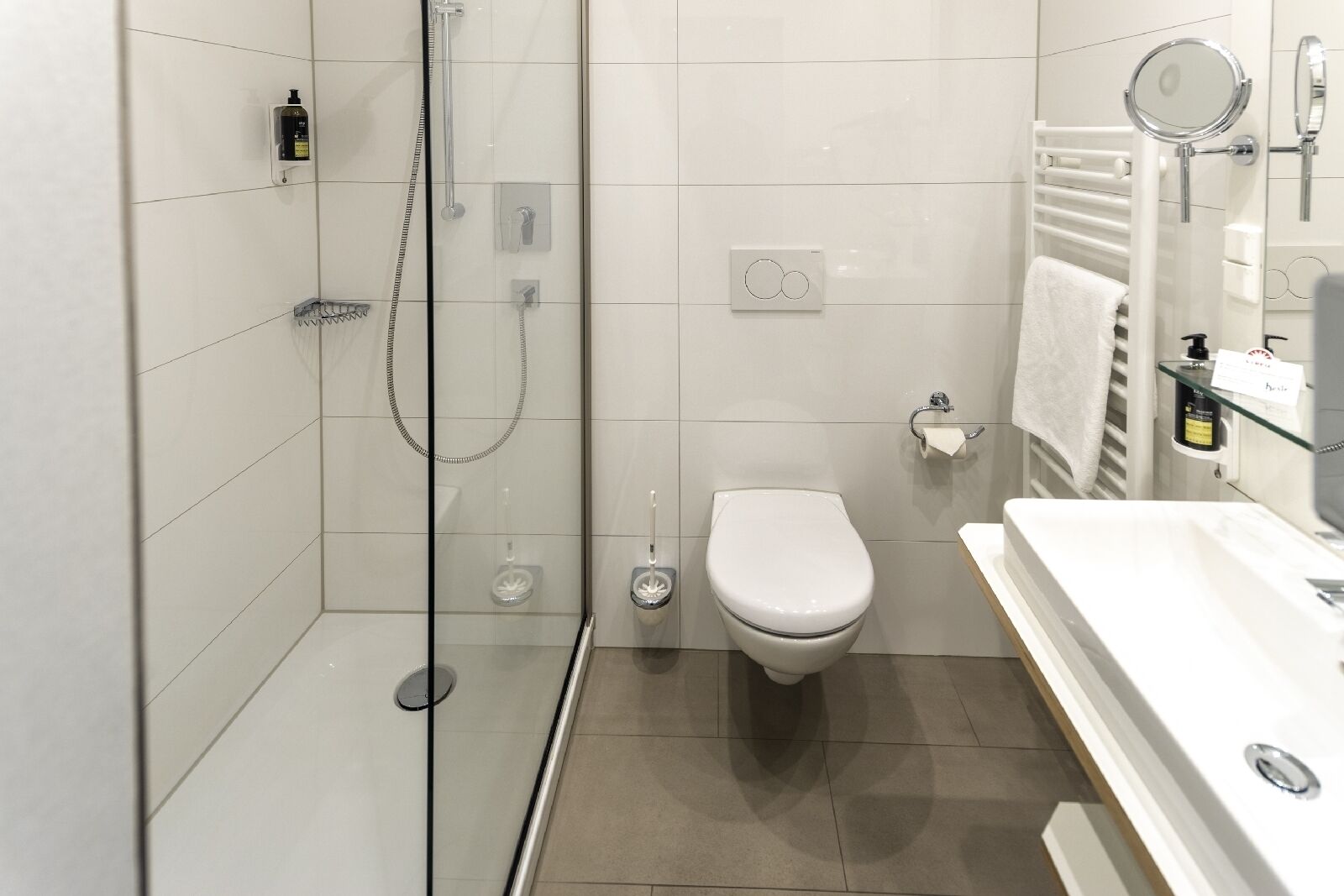business double room | bathroom | shower, hair dryer, towels