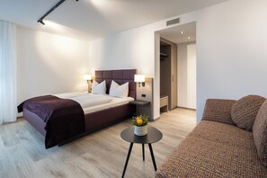 Hypo-allergenic bedding, in-room safe, desk, soundproofing - Hotel Gloria (Stuttgart)