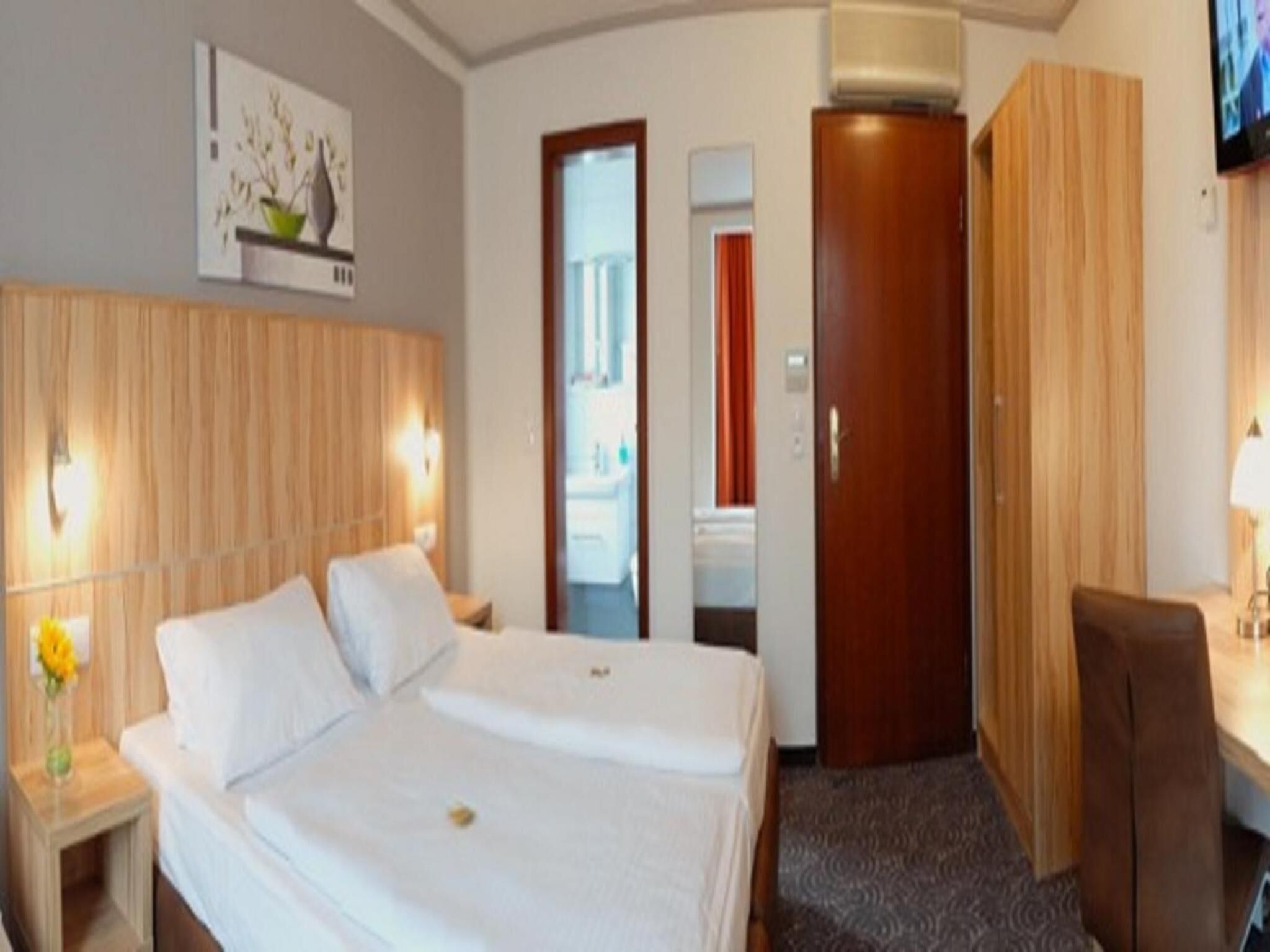 hypo-allergenic bedding, in-room safe, desk, blackout curtains