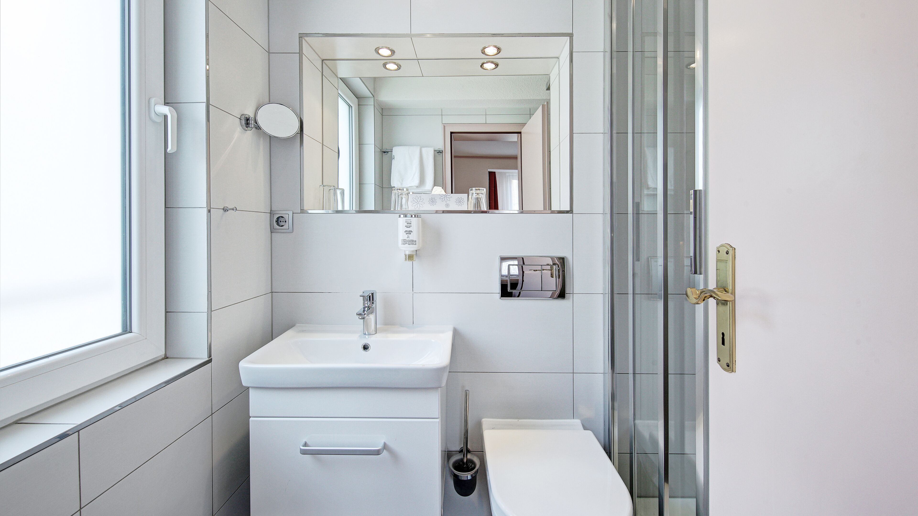 comfort single room | bathroom | shower, hair dryer, heated floors, towels