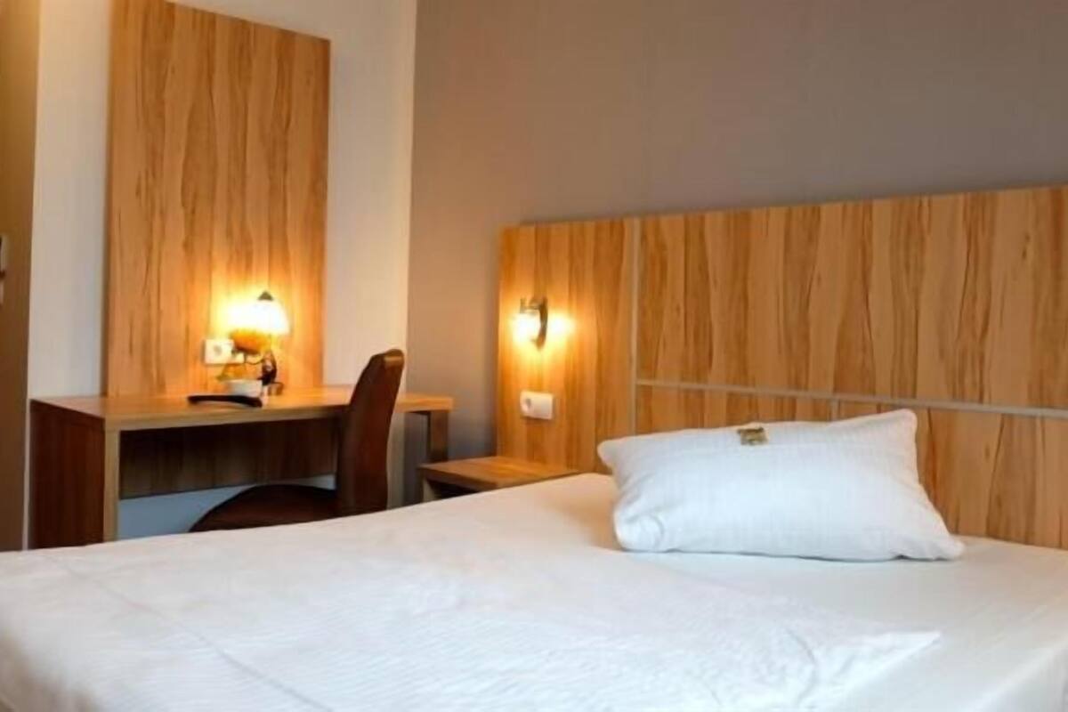 hypo-allergenic bedding, in-room safe, desk, blackout curtains