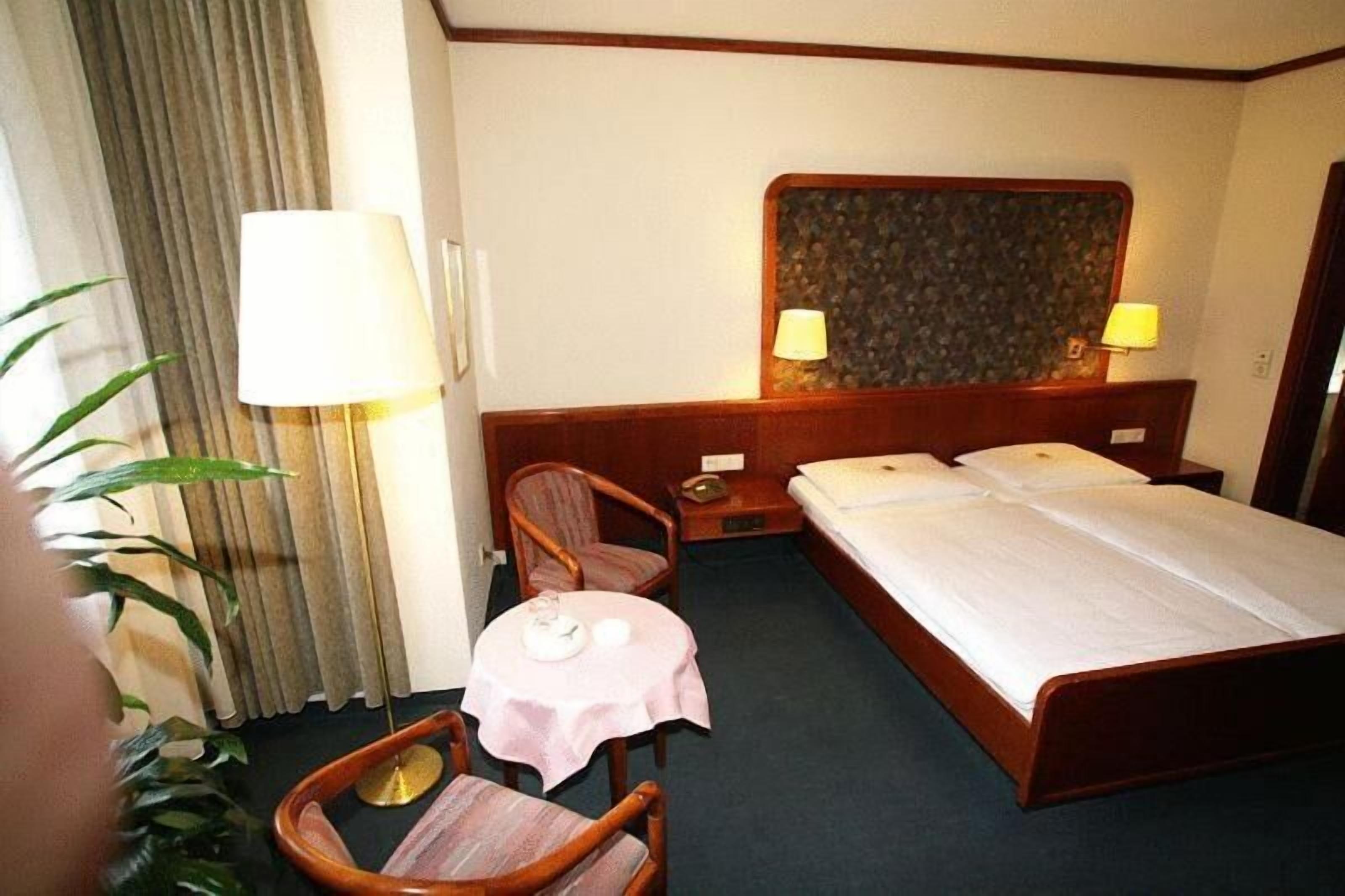 hypo-allergenic bedding, in-room safe, desk, blackout curtains