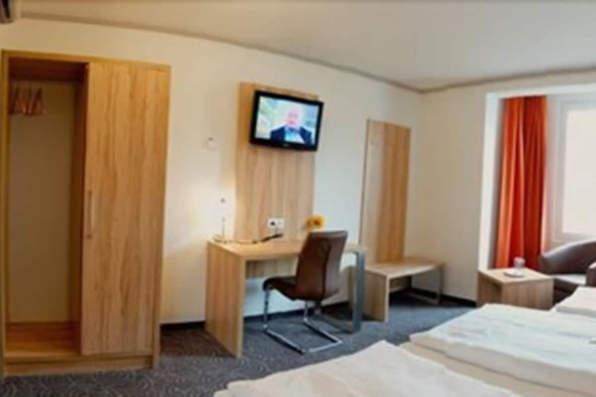 Ropa de cama hipoalergénica y caja de seguridad en la habitación