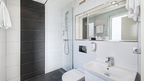 Comfort Double Room | Bathroom | Shower, hair dryer, heated floors, towels