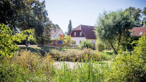 Una zona residenziale con case, un'area giochi e un giardino.