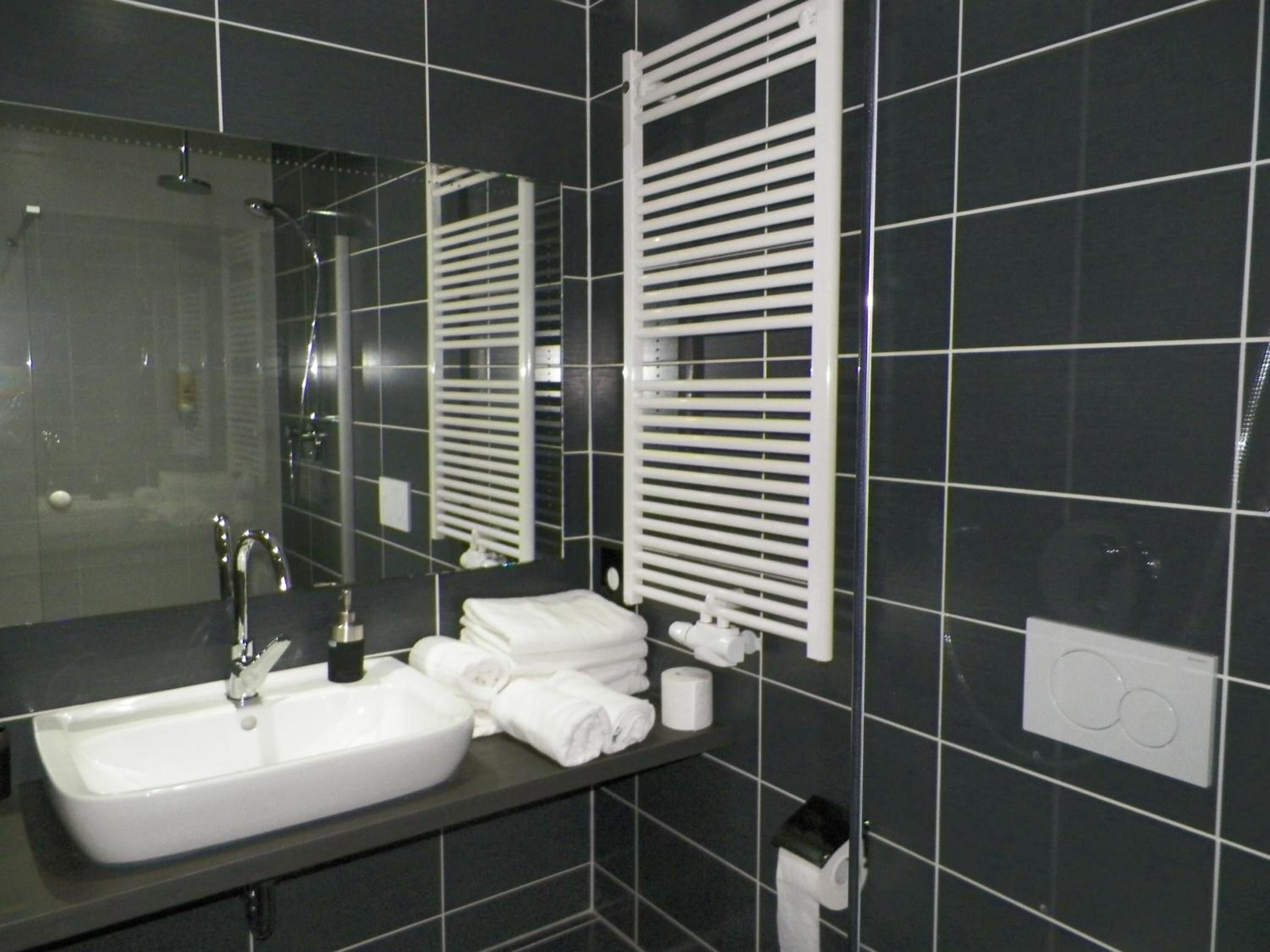 Dusche, Regendusche, Haartrockner, Handtücher