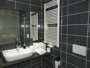 Douche, douche à « effet pluie », sèche-cheveux, serviettes fournies