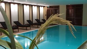 Kolam renang indoor