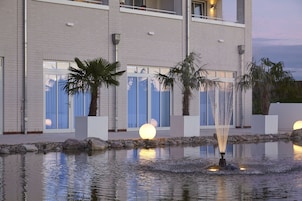 Fachada de la propiedad por la tarde o noche