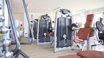 Una palestra con attrezzature per esercizi e zone relax.