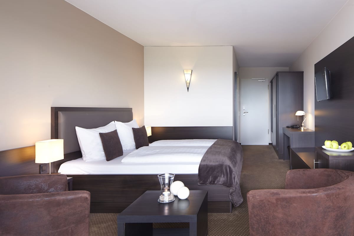 Minibar, két bảo mật tại phòng, bàn 