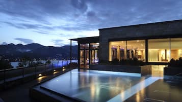 Piscina coperta, piscina all'aperto, lettini