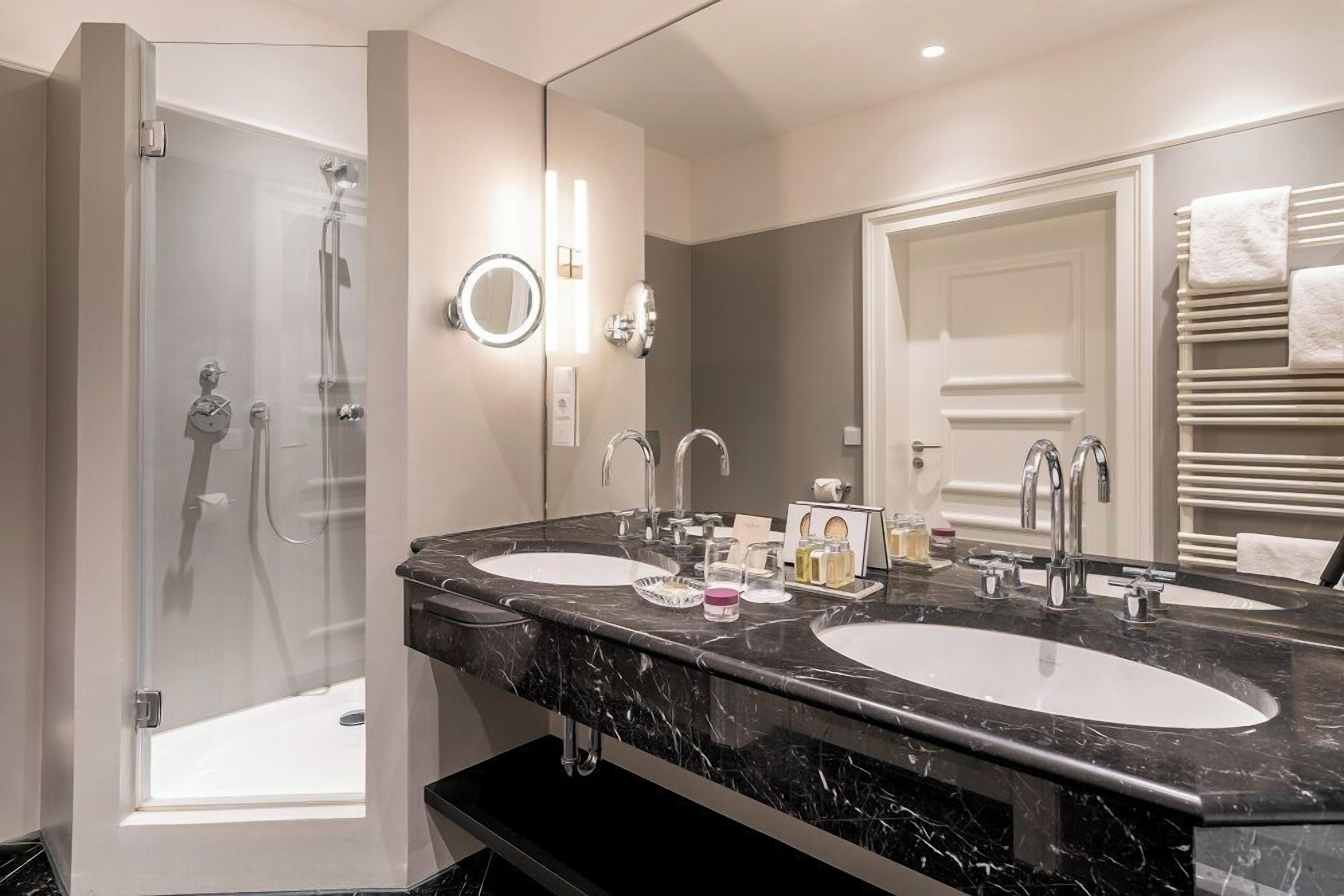 schloss superior suite | wohnwelt sengerschloss | bathroom | free toiletries, hair dryer, bathrobes, slippers