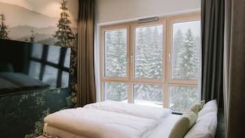 Family Suite, Non Smoking, Balcony | Peralatan tempat tidur premium, gebar bulu kapas, bar mini