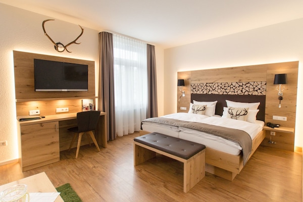 Superior-værelse | Premium-sengetøj, dundyner, minibar, pengeskab på værelset