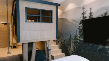 Suite familiare, non fumatori, balcone | Biancheria da letto di alta qualità, copriletto in piuma, minibar