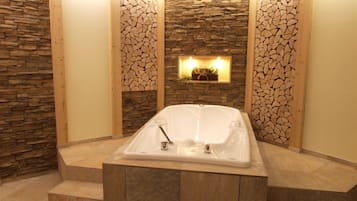 Een sauna, een stoombad, een Turks bad/hammam, lichaamsbehandelingen
