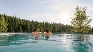 Piscina interna, 2 piscinas externas, espreguiçadeiras