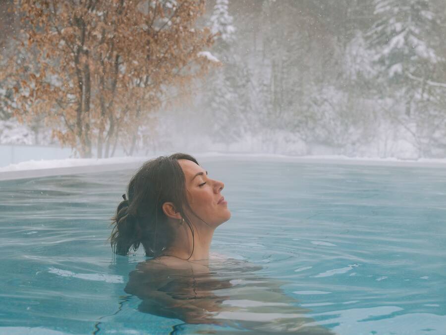 Innenpool, 2 Außenpools, Liegestühle