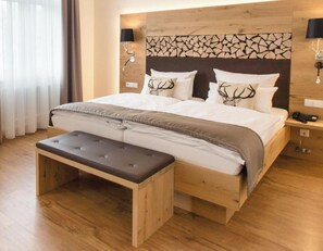 Habitación superior | Ropa de cama de alta calidad, edredón y minibar 