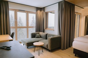 Suite Panorama, Bebas Asap Rokok, balkon | Area keluarga | Televisi layar datar 30-inci dengan saluran TV satelit dan TV