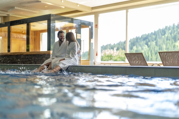 Inomhuspool, 2 utomhuspooler och solstolar