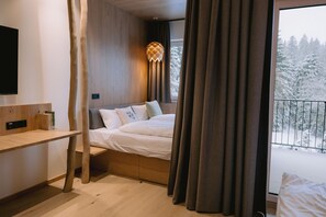 Quarto triplo luxo, para não fumantes, sacada | Roupas de cama premium, edredons de pluma, frigobar, cofres nos quartos