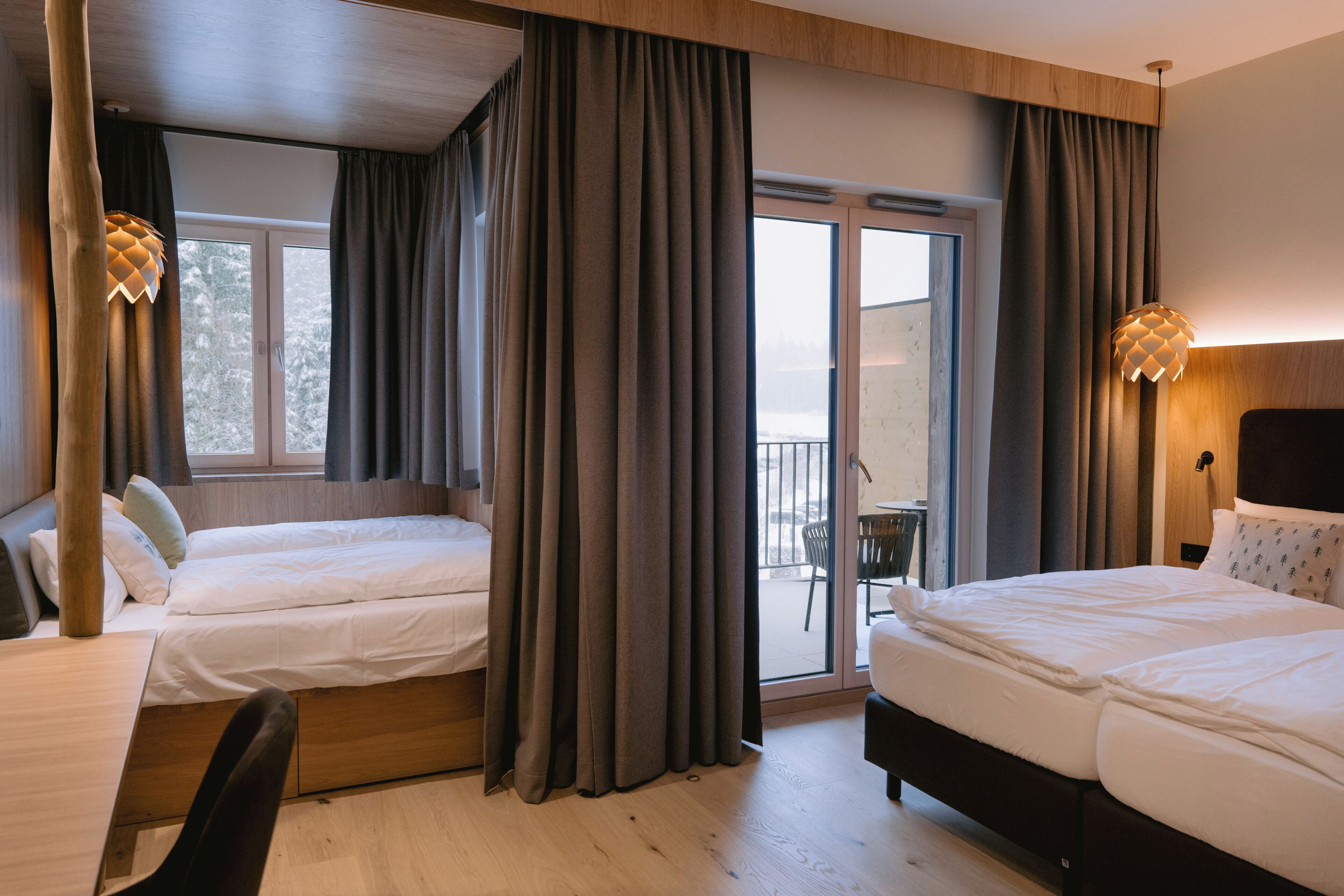 Habitació triple Deluxe, no fumadors, balcó | Roba de llit d'alta qualitat, cobrellits i minibar 