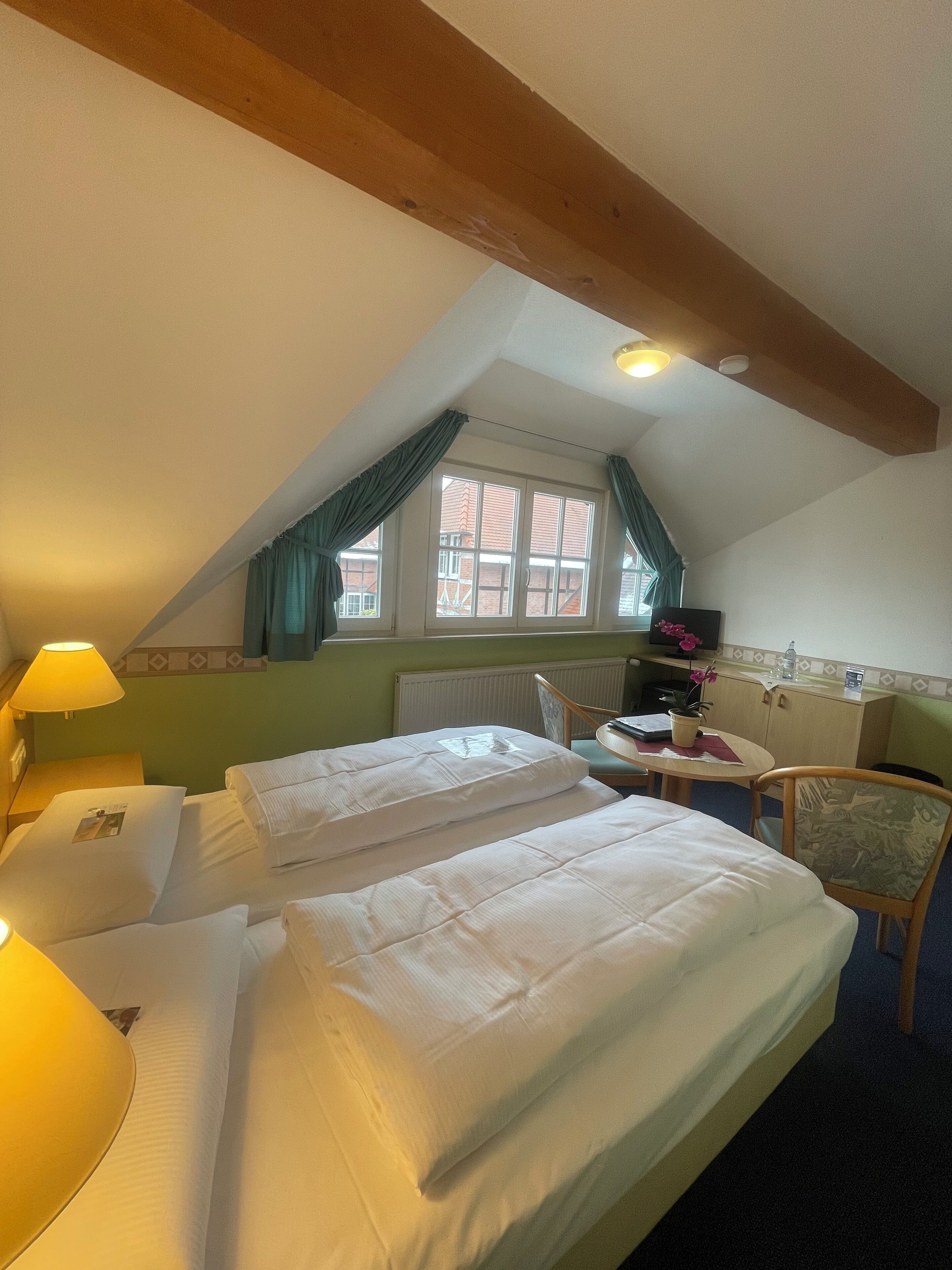 Eenvoudige tweepersoonskamer, 2 eenpersoonsbedden | Wifi (toeslag), beddengoed