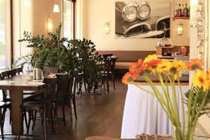 Breakfast and lunch served, Regional cuisine - Hotel Neufeld (Zürich)