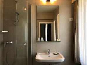 Shower, hair dryer, towels, soap - Hotel Neufeld (Zürich)