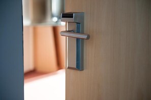 1 camera, una cassaforte in camera, insonorizzazione