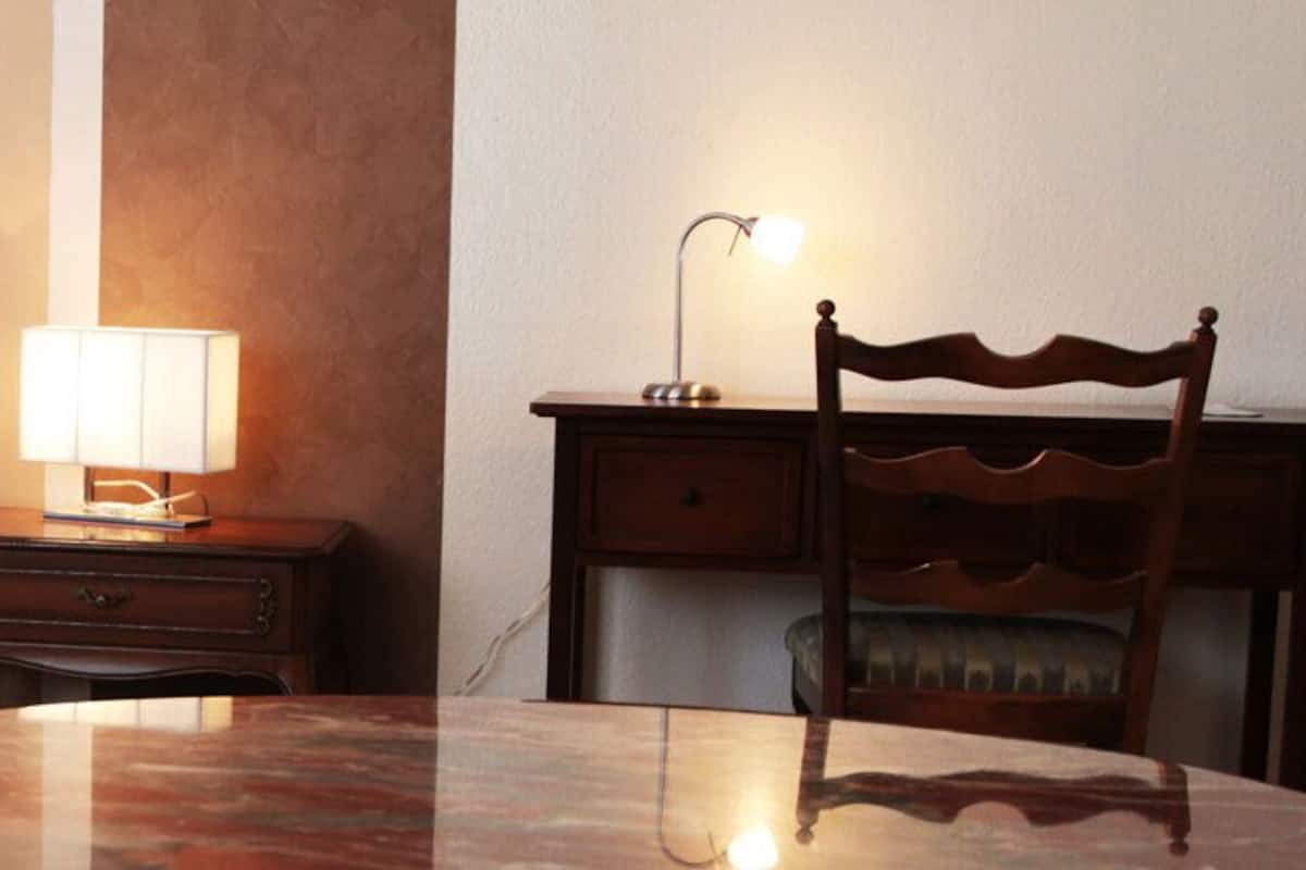 Escritorio, tabla de planchar con plancha y wifi gratis